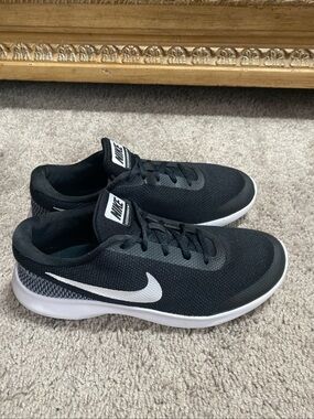 Nike Flex Experience RN 7 low Black/white Running Sneakers size 8.5